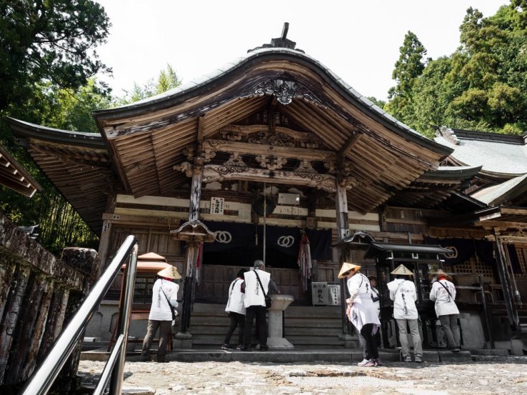 Pilgrims pray at Kiyotakiji