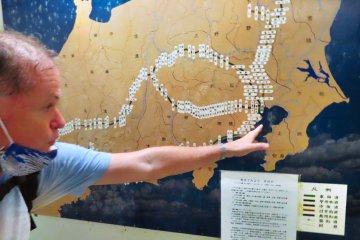 Pointing to stations along the Tokaido Road