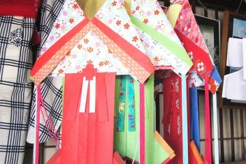 Paper dolls representing Ori-hime and Hiko-boshi