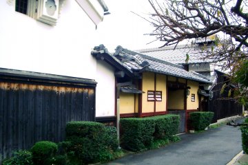 <p>The nearby houses capture a time past</p>