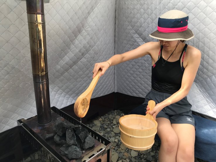 Pour water on the hot stones, if you like it hotter and very hot