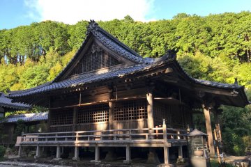 The sound of Buddhist chanting coming from the temple hall wakes you up in the morning