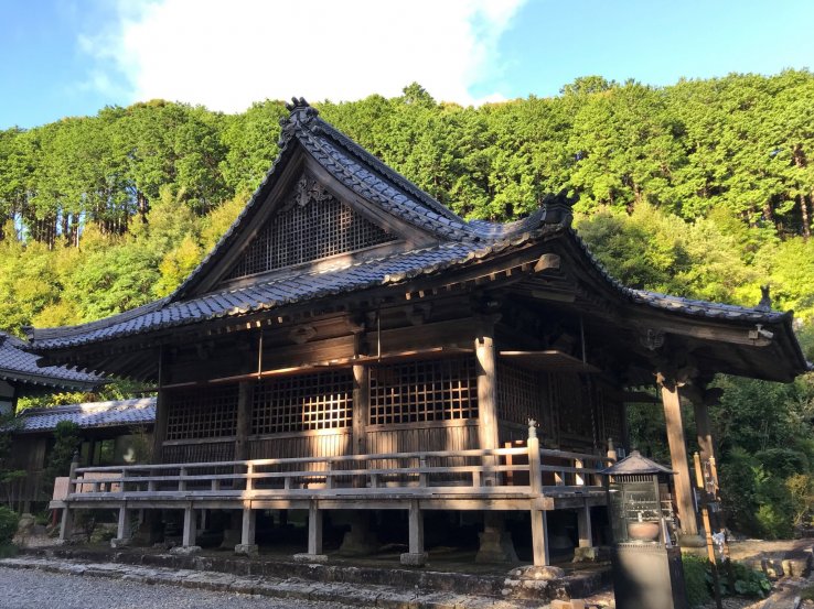 The sound of Buddhist chanting coming from the temple hall wakes you up in the morning