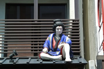 Another Kabuki character on the roof