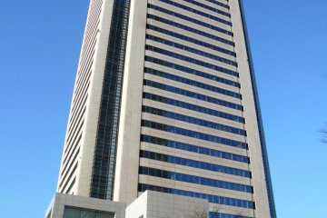 Located in the Mitsubishi Juko Yokohama Bldg, just next to Landmark Tower, about a 3-minute walk from Minatomirai Station on the MInatomirai Line and an 8-minute walk from Sakuragicho Station on the JR Negishi Line or Yokohama Municipal Subway Line.