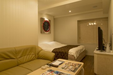 <p>All rooms feature a table and leather sofa</p>