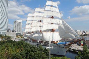 The Nippon-maru from the moving walkway between Sakuragicho Station and Landmark Tower