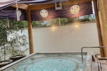 Dohyo shaped onsen bath