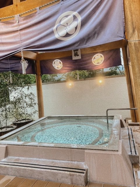 Dohyo shaped onsen bath