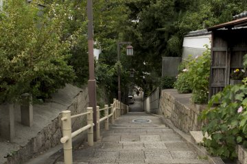 All the historical streets run parallel to each other so finding them in no issues so you can enjoy your walk
