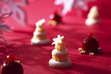 Some of the afternoon tea items really take on the Christmas theme, such as this Christmas tree-shaped macaron
