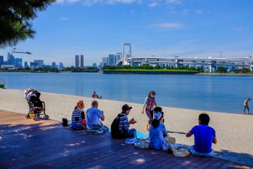 Odaiba Marine Park is packed on weekends. It's a great place to enjoy lunch with a different view