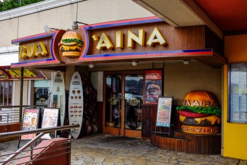 <p>The entrance to Kua Aina is hard to miss, located on the 4F of Aqua City Building</p>
