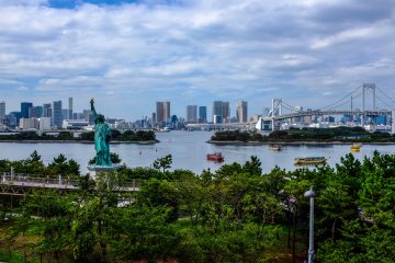 <p>Enjoy your meal whilst overlooking Tokyo Bay, Rainbow Bridge and of course the Statue of Liberty</p>