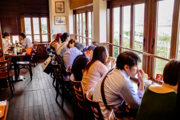 <p>I recommend the counter seats which overlook Tokyo Bay</p>