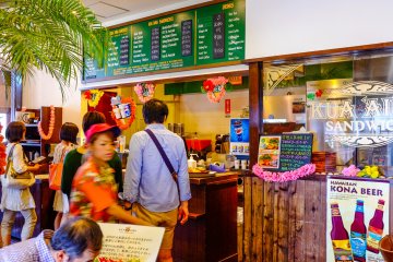 <p>As you enter the restaurant, place your order at the counter and take a seat, everything is made fresh to order</p>