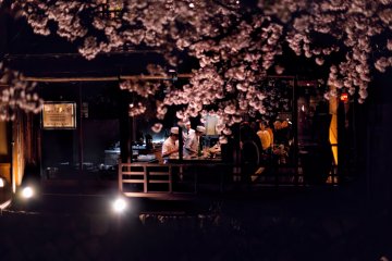 Have fun at an izakaya!