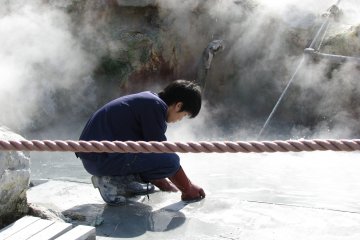 Boiling of kuro-tomago