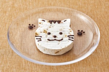 The cat-shaped ice cream cake looks extremely adorable