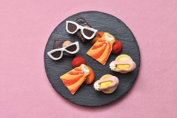 The event includes foods with motifs and colors that are representative of the era