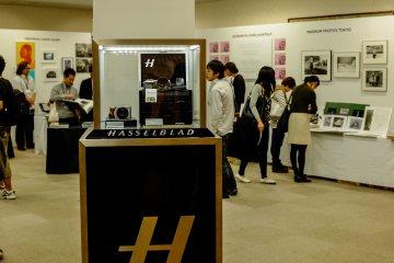 <p>Beberapa nama besar dalam fotografi seperti Hasselblad tersedia untuk memamerkan gear terbaru mereka</p>
