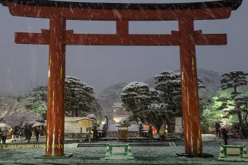 The giant San-no-torii, grand entrance to Hachimangu Shrine.