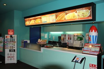 <p>This snack bar on the sixth floor is one of several within Round 1; purchase a food ticket from the kippu machine first</p>