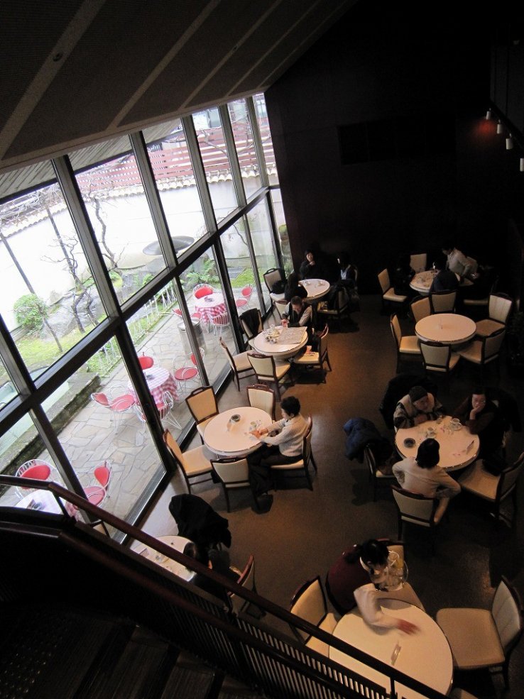 <p>The tables by the window of the main store are for smokers unfortunately!</p>
