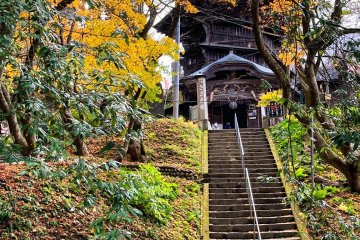 Stairway down from Sazaedo