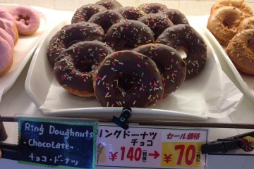 Tidak mungkin mendapatkan donat yang baru dipanggang di Jepang dengan harga seperti ini kecuali di Kuruton