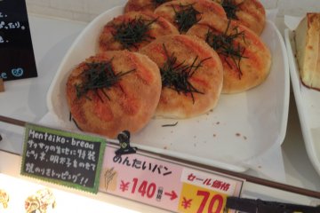 Ada donat, roti, roti gulung, dan croissant, serta beberapa makanan panggang yang unik di Jepang dan Okinawa