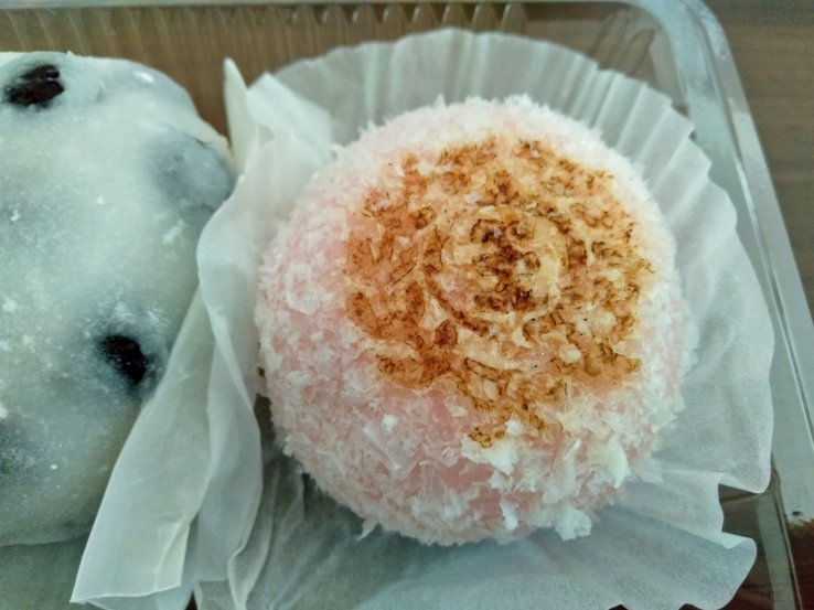 The signature mochi rice cake features the ”全" character