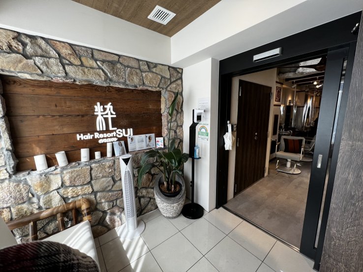 Entrance of Hair Resort Sui in Shinjuku enam