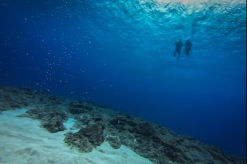 Diayatei East, one of the popular dive sites on Yonaguni Island, renowned for its dramatic underwater terrain. Situated on the island’s southern side, it’s surrounded by white sands.