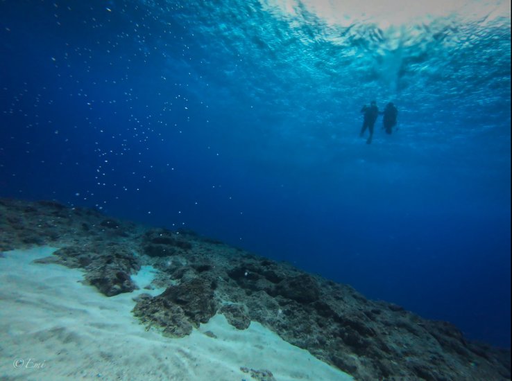 Diayatei East, one of the popular dive sites on Yonaguni Island, renowned for its dramatic underwater terrain. Situated on the island’s southern side, it’s surrounded by white sands.