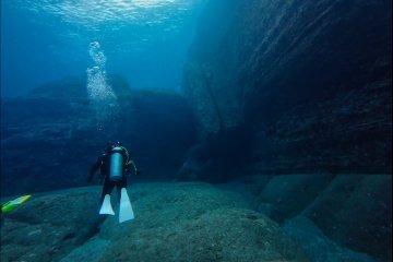 This spot is known as “Two-Layer Rock” at the Yonaguni Underwater Ruins—one of the most popular dive sites in the area.