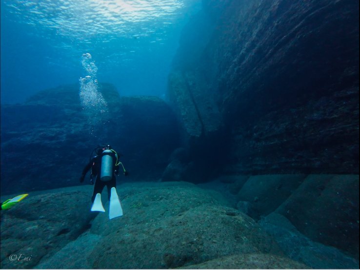 This spot is known as “Two-Layer Rock” at the Yonaguni Underwater Ruins—one of the most popular dive sites in the area.
