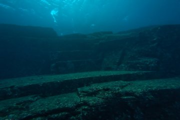 This area is known as the Main Terrace of the Yonaguni Submarine Ruins. The monolith is said to measure approximately 290 meters long, 120 meters wide, and 26 meters high. Its appearance and scale are often compared to Shuri Castle in Naha, on Okinawa’s main island.