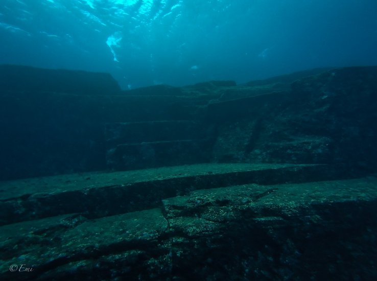 This area is known as the Main Terrace of the Yonaguni Submarine Ruins. The monolith is said to measure approximately 290 meters long, 120 meters wide, and 26 meters high. Its appearance and scale are often compared to Shuri Castle in Naha, on Okinawa’s main island.