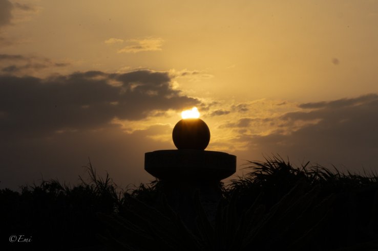 At the place where Japan’s last sunset can be seen, I captured a sunset shot with the “Fire of the Sun” monument at the country’s westernmost point.