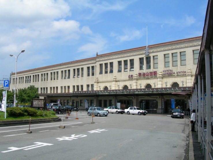 Heritage abounds at Ujiyamada Station
