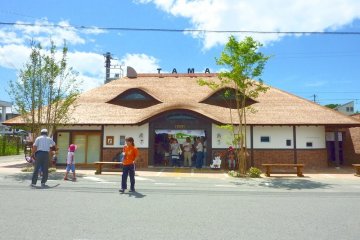 The Kishi Station building resembles a cat's face