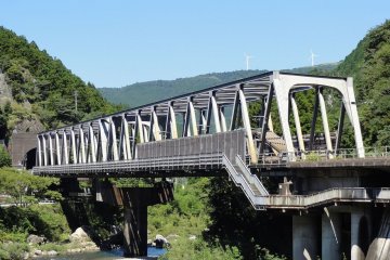 Tosa Kitagawa Station sits in the middle of this iron bridge