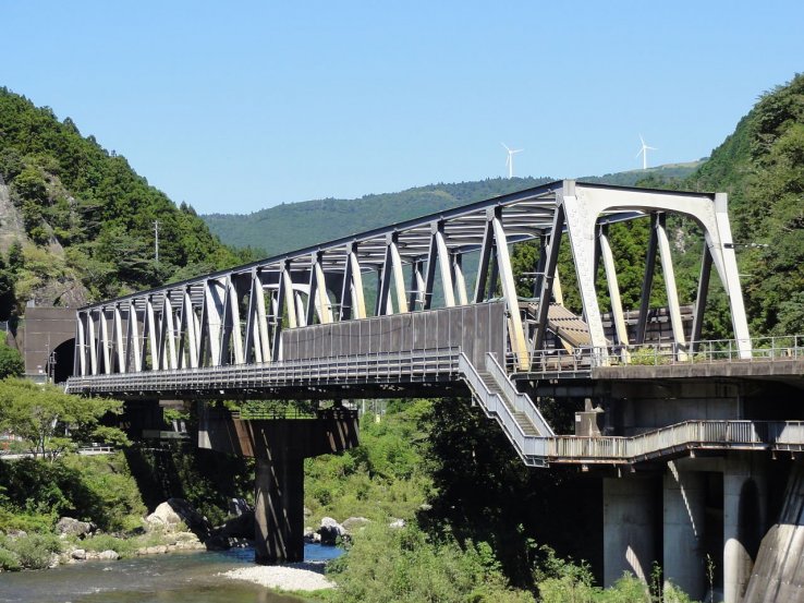 Tosa Kitagawa Station sits in the middle of this iron bridge