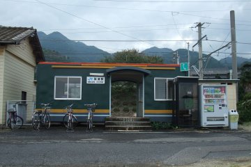 Minoura Station is sandwiched between mountains and sea