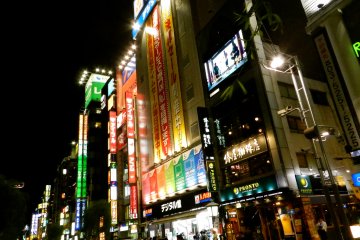 The main strip: salarymen and neon lights