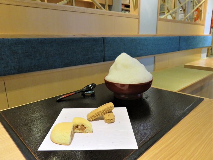 A Bukubuku afternoon tea set with Chinsuku, a traditional sweet made in Okinawa since the times of the Ryukyu Kingdom. It is a sweet shortbread made of mostly lard and flour with a unami like fragrance.