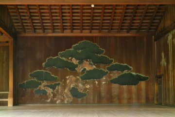 <p>Une peinture d'un pin sur l'un des b&acirc;timents</p>