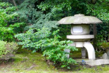 <p>Une lanterne de pierre dans le jardin</p>