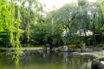 <p>Le Le lac encercl&eacute; d'arbre du jardin</p>